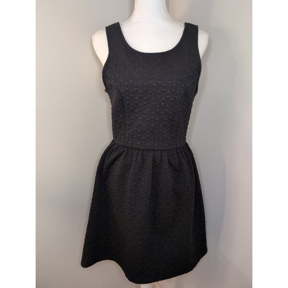 Everly Dresses & Skirts - Everly sleeveless holiday black quilted dress sz lg